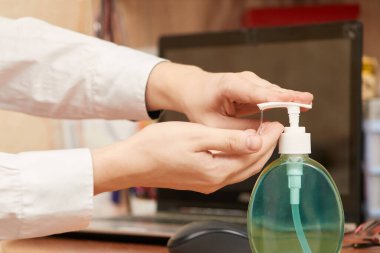konsept, dezenfektan evde iş yerinde elleri sterilize ediyor