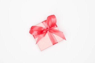 Beyaz arka planda pembe noel hediyesi Ayır, düz, kopyala