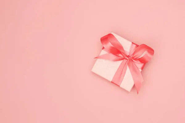 Regalo di Natale rosa su sfondo rosa isolato, flatley, spazio copia — Foto Stock