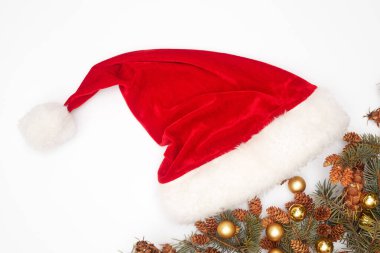 Noel konsepti, beyaz arka planda noel şapkası, düz çizgi, kopyalama alanı