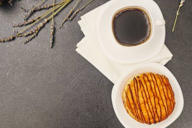 Masanın üzerinde çörek ve bir fincan kahve, üst manzara.