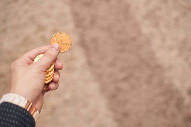 Hafif arkaplanda altın sikkeler