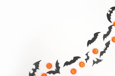 Beyaz arkaplan kopyalama alanı üzerinde balkabakları ve yarasalar ile Cadılar Bayramı düzeni