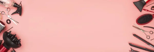 Professionella objekt för frisör, frisyrer på en rosa bakgrund, layout — Stockfoto