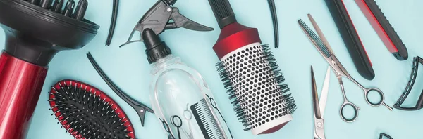 Professionella objekt för frisör, frisyrer på en blå bakgrund, layout — Stockfoto