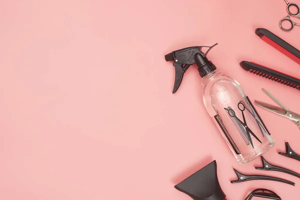 Professionella objekt för frisör, frisyrer på en rosa bakgrund, layout — Stockfoto
