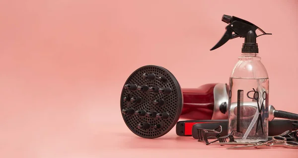 Professionella objekt för frisör, frisyrer på rosa bakgrund, banner — Stockfoto