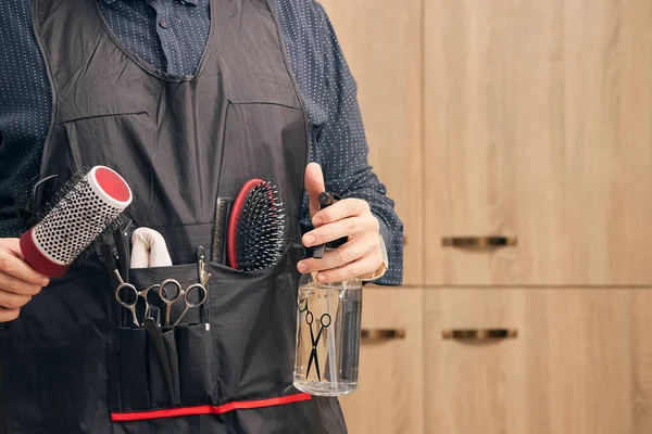 Friseur, Friseur in Schürze auf hellem Hintergrund — Stockfoto