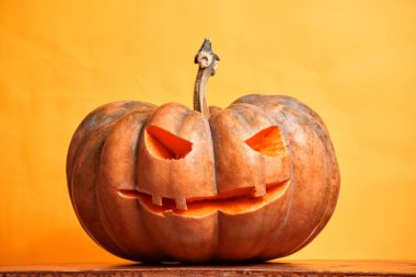 Turuncu arkaplanda Cadılar Bayramı balkabakları kopyalama alanı