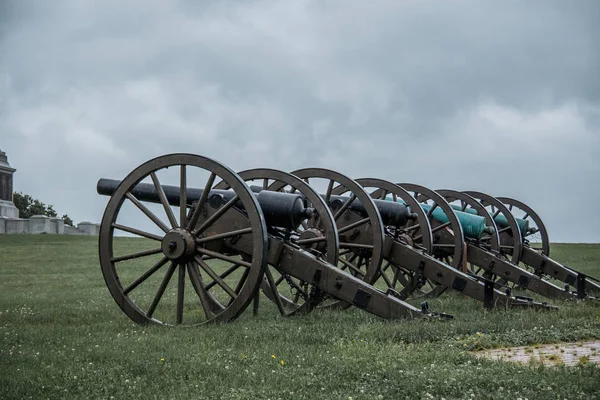 Gamla inbördeskriget kanon linje förberett för strid — Stockfoto