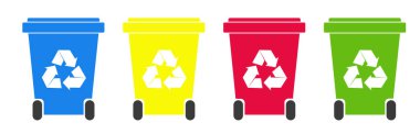 Çöp kutusu plastiği, beyaz arkaplanda izole edilmiş dört renkli geri dönüşüm kutusu