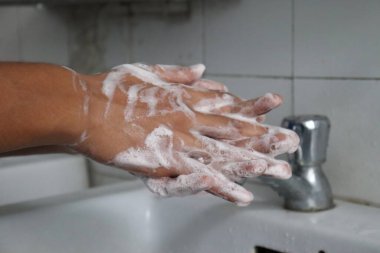 Ellerini sabun dezenfektanı ile yıka. temizleme hareketi