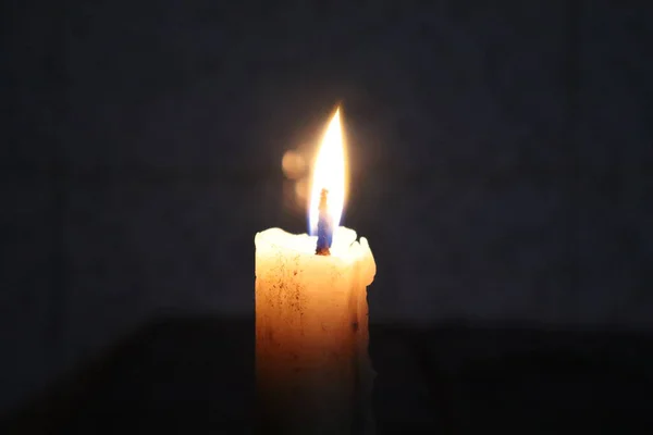Kerzenflamme Aus Nächster Nähe Auf Schwarzem Hintergrund — Stockfoto