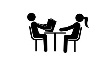  Randevuda güzel bir çift masada birlikte oturur.