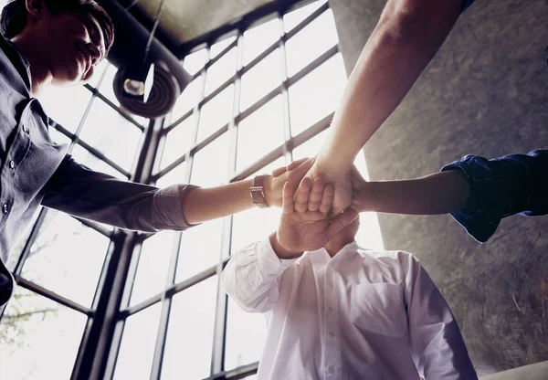 Travail d'équipe Joignez-vous aux mains combinent la puissance du travail. Concept de travail d'équipe — Photo