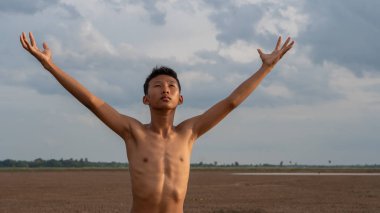 Üzgün çocuk çatlak kuru zeminüzerinde yağmur için dua , Konsept dro