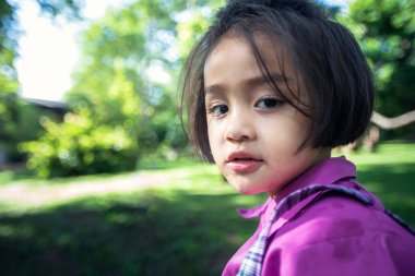 Şirin küçük kız, sınıfın dışında öğreniyor. Güzel bir doğası ve güzel bir gülümsemesi var.