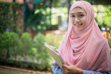 Zarif Müslüman ofis çalışanı şirketin pazar analizi hakkında belgeler ve raporlar tutuyor ve bunları ticarete hazırlamak için çalışma planlarını araştırıyor. Yaşam Tarzı Konsepti.