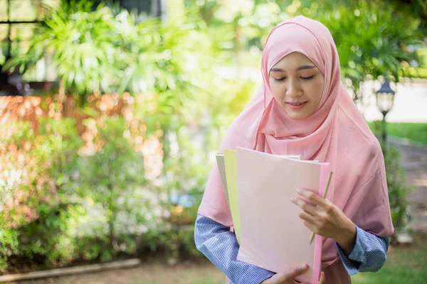 Elégant Employé Bureau Musulman Détient Des Documents Des Rapports Sur Images De Stock Libres De Droits