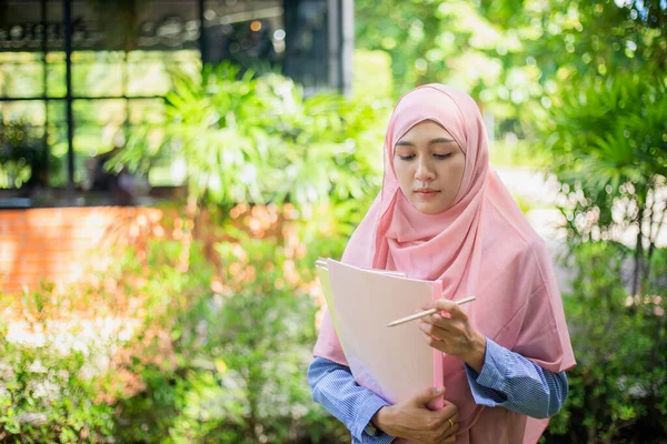 Elégant Employé Bureau Musulman Détient Des Documents Des Rapports Sur Images De Stock Libres De Droits