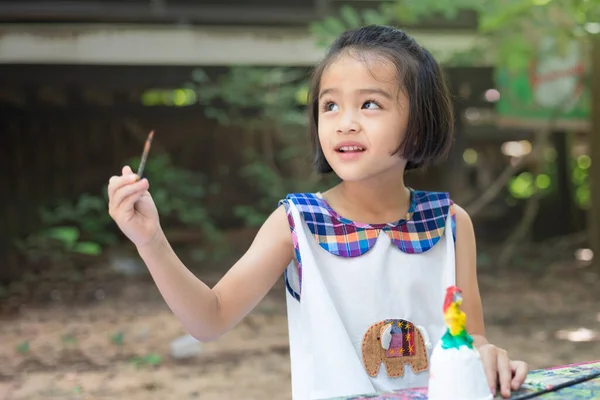 Petite Fille Mignonne Apprend Dehors Salle Classe Heureux Avec Une Image En Vente