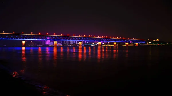 长江大桥在夜间 — 图库照片