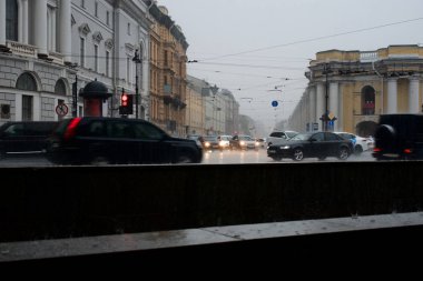 St. Petersburg 'un merkez caddesi. Yağmurlu bir yaz günü. Yol ayrımında yoğun trafik.