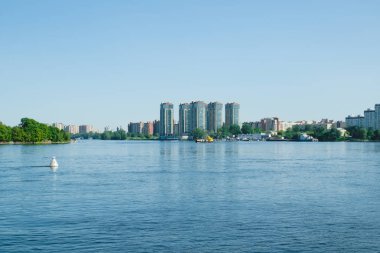 Nehrin diğer tarafından şehrin görünümü. Gündüz nehirüzerinde güzel manzara.