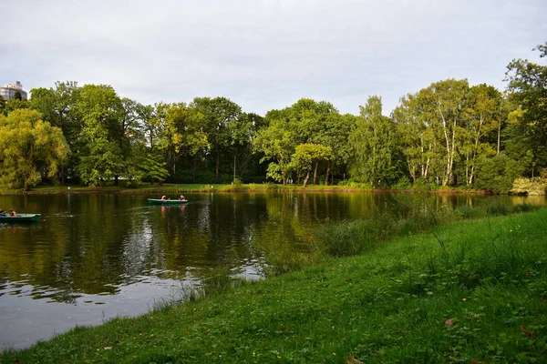 Parque Recreo Con Capacidad Relajarse También Barco Agua Árboles Verdes — Foto de Stock