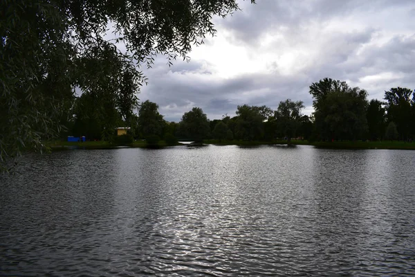 Het Meer Victory Park Petersburg Stad Een Bewolkte Dag Zilveren — Stockfoto