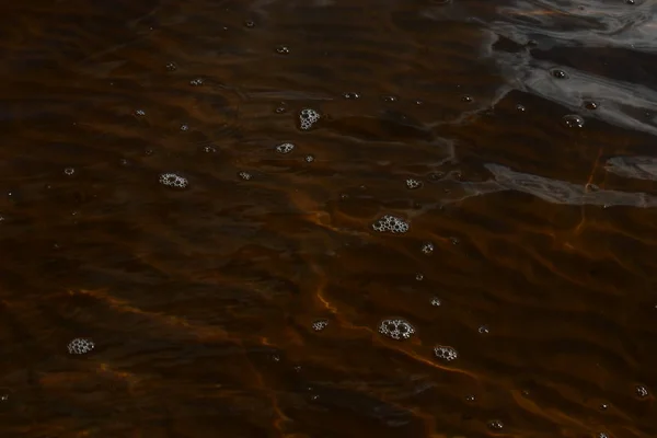 Υπολείμματα Του Αφρώδους Νερού Φαίνονται Πολύ Ενδιαφέροντα Καθαρό Νερό Θολωμένο — Φωτογραφία Αρχείου