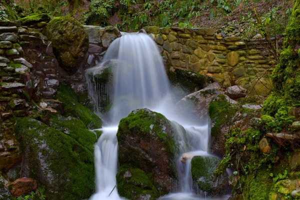 Cachoeira Natural Incrível Entre Pedras — Fotografia de Stock