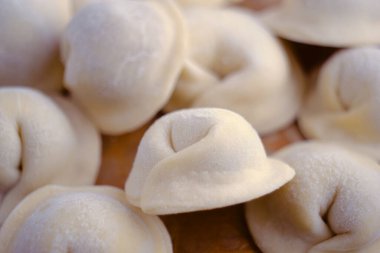 Masaya hamur tatlısı hazırlayıp servis etmeden önce ev yapımı yarı pişmiş börek..