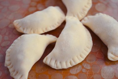 Pişmeden önce dondurulmuş yarı pişmiş börek..
