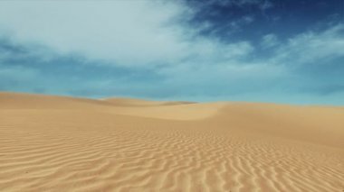 Gündüz, çorak kum tepeleri üzerinde mavi bulutlu gökyüzü ile basit çöl manzara. 4 k'dan fazla işlenen minimalist doğal arka plan gerçekçi 3d animasyon