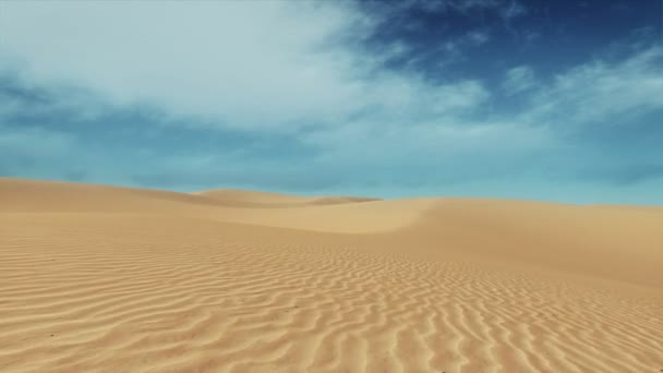 Eenvoudige Woestijnlandschap Met Blauwe Bewolkte Hemel Onvruchtbaar Zanderige Duinen Overdag — Stockvideo