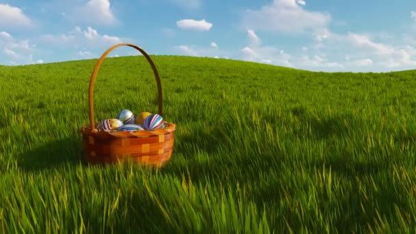 Zbliżenie Tradycyjne Wielkanocne Wiklinowy Kosz Kolorowe Jajka Barwione Wśród Zielonej — Wideo stockowe