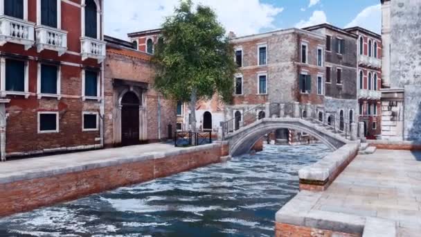 风景秀丽的威尼斯空街 意大利与古老的建筑和古老的石桥在狭窄的水渠 没有人现实3D动画渲染4K — 图库视频影像