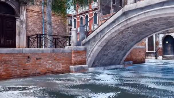 Antico Ponte Pietra Sul Canale Acqua Venezia Con Antichi Edifici — Video Stock