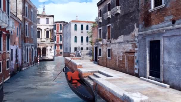 건물과 오래된 다리를 배경으로 베니스 이탈리아의 운하에 베네치아 곤돌라 4K로 — 비디오
