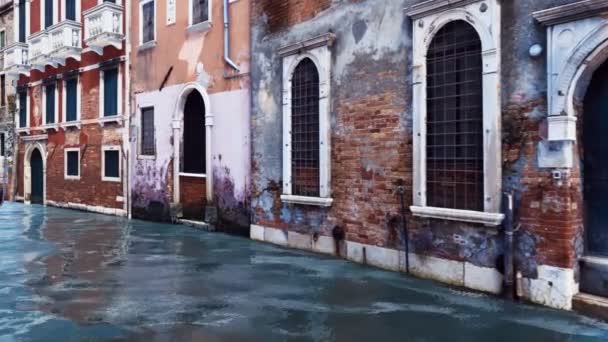 Ancient Venetian Buildings Narrow Water Canal Moored Empty Gondolas Old — Stock Video