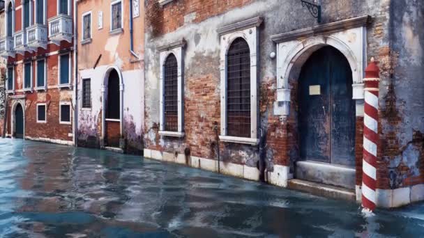 Starověké Benátské Budovy Prasklou Vnější Stěnou Klenutým Okny Podél Vodního — Stock video