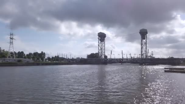 Stary Zabytkowy Metalowy Most Dwukondygnacyjny Kaliningradzie Rosja Widok Nabrzeża Rzeki — Wideo stockowe