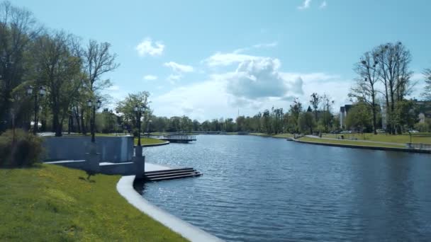 러시아 칼리닌그라드 인기있는 레크리에이션 지역인 레이크 연못의 — 비디오