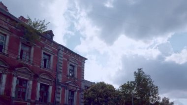 Kaliningrad, Rusya 'daki Koenigsberg Amber Manufactory' ın eski ve kısmen harap olmuş tarihi binası. 4K 'da oluşturulan bulutlu gökyüzüne karşı alçak açı görünümü