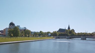 Kant Adası 'ndaki Pregolya nehir setinden ünlü turistik manzaralar - New Koenigsberg Sinagogu, Katedral ve Rusya' nın Kaliningrad kentindeki eski tarihi Tahta Köprü.