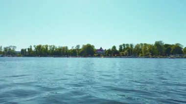 Yukarı Göl 'ün setinden alçak açılı panoramik manzara - yapay şehir göleti, ünlü turistik manzara ve Rusya' nın Kalininingrad kentinde popüler eğlence bölgesi, güneşli bir yaz gününde 4K 'da