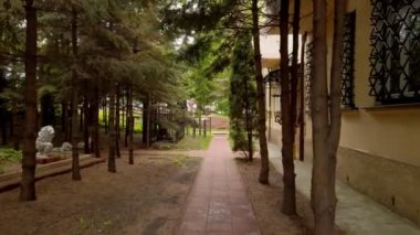 Kaliningrad, Rusya 'nın merkezinde (eski adıyla Koenigsberg) eski tarihi konut binası yakınlarındaki antik tarz heykellere sahip bir avlu. 4K ile hazırlanmış el kamerası görüntüsü.