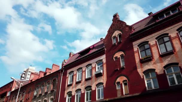 ロシアのカリーニングラード 旧ケーニヒスベルク の歴史的な都市の中心部にある古い住宅のファサード 4Kでレンダリングされた昼間の青空に対する低角度検索 — ストック動画
