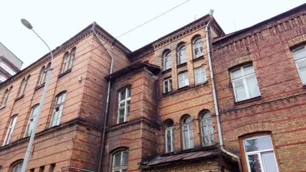 Teilweise Zerstörte Ziegelfassade Eines Alten Historischen Wohnhauses Kaliningrad Russland Ehemals — Stockvideo